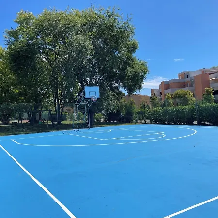 Charming With Shared Pools 아파트